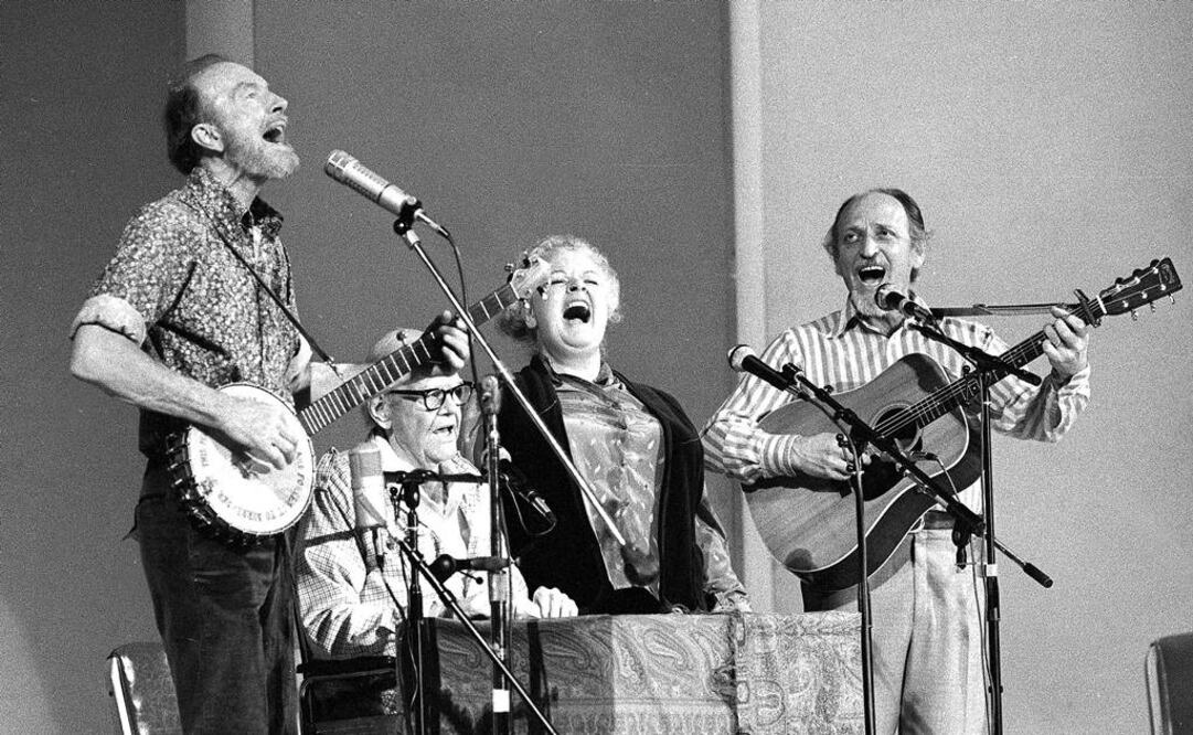 Hellerman, Pete Seeger, Lee Hays y Ronnie Gilbert crearon los Weavers a finales de la década de 1940. La banda ayudó a popularizar la música folclórica en Estados Unidos. FOTO: Richard Drew/AP.