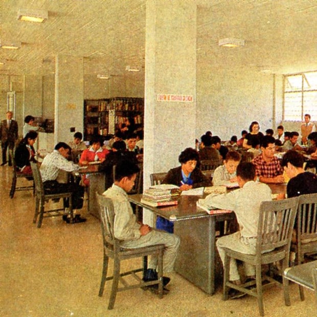 Foto de jóvenes leyendo y haciendo su tarea en una biblioteca pública del entonces Departamento del Distrito Federal D.D. F. Los maestros de historia les sugerían a los alumnos buscar lecturas adicionales para enriquecer sus conocimientos. Colección Villasana.