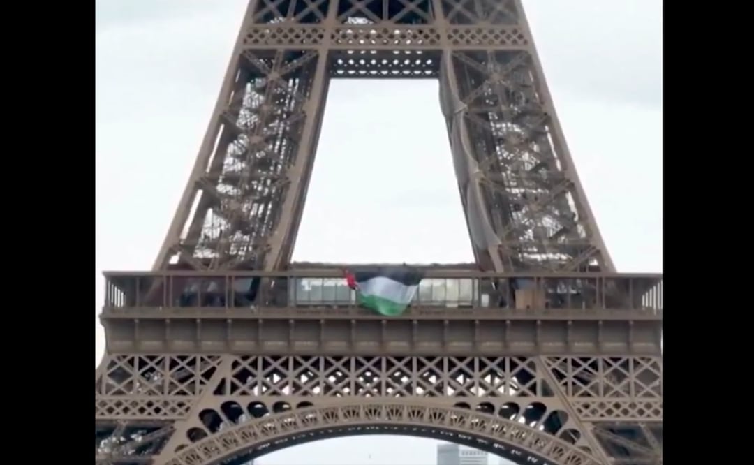 La policía fue alertada sobre personas que exhibían una bandera palestina de 4x3 metros en el emblemático monumento de la capital francesa. Foto: Tomada de video