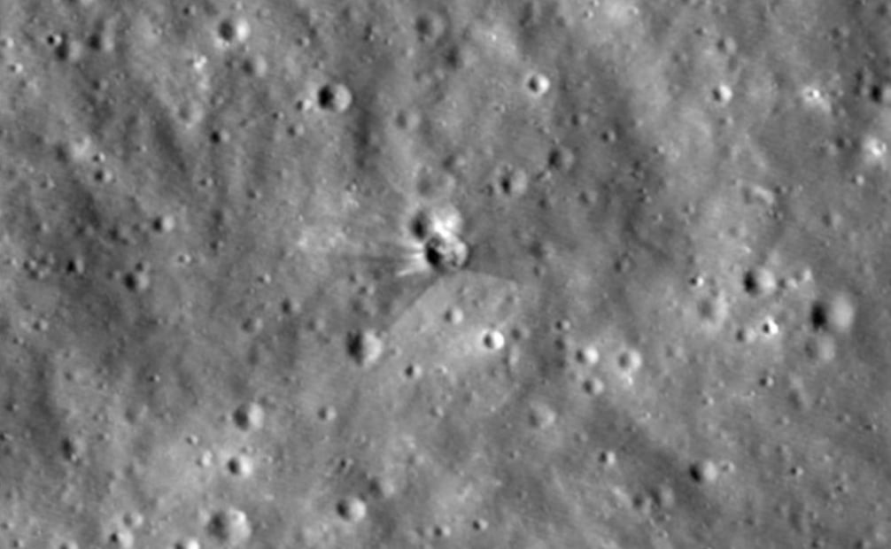 Fotos del cráter que dejó el cohete de Space X en la Luna. (18/08/26) Foto: NASA a través de AP