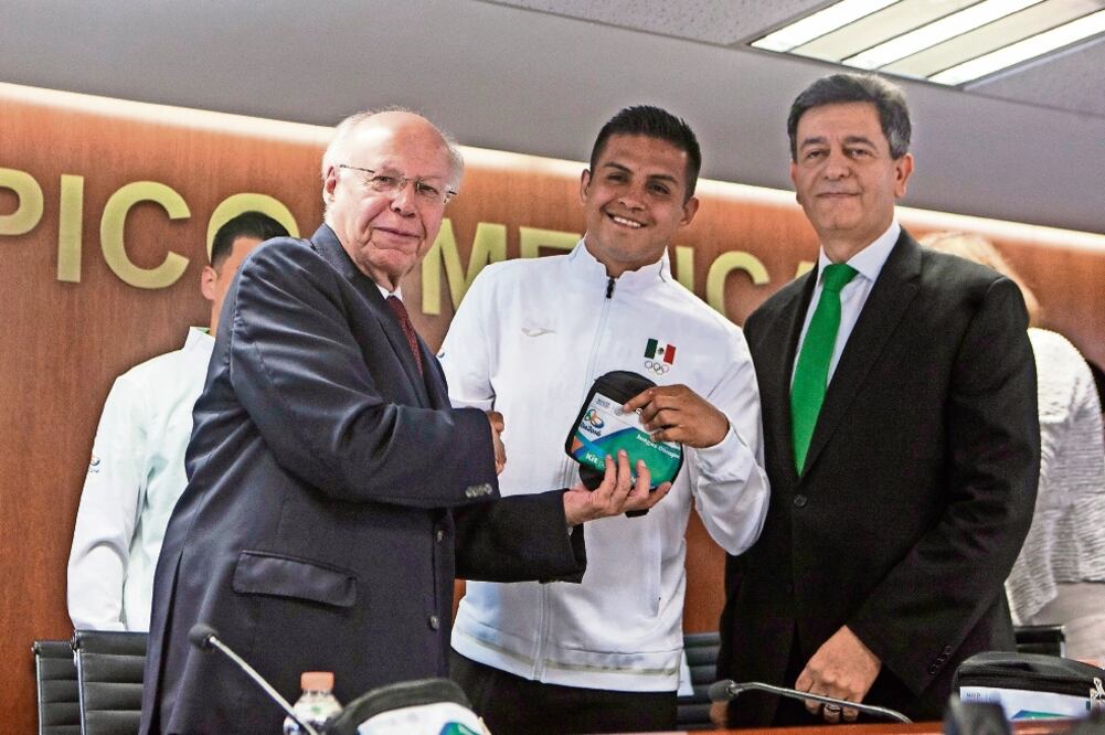 José Narro, secretario de Salud, y Juan Pablo Romero, boxeador mexicano, quien recibió el kit anti sika (CRISTOPHER ROGEL BLANQUET. EL UNIVERSAL)
