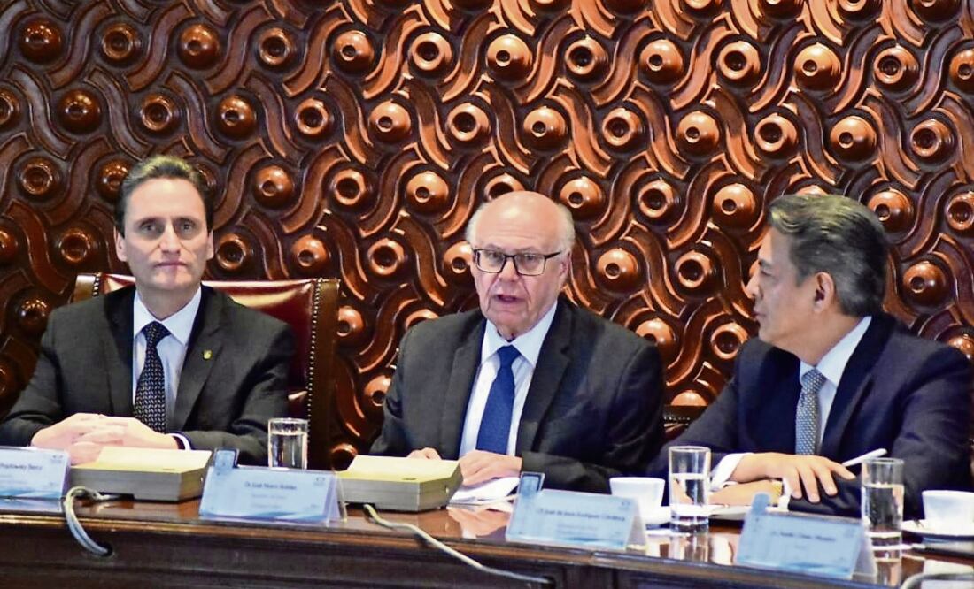 José Narro Robles, titular de la Secretaría de Salud (centro), en un encuentro con miembros de la Canaco. (CORTESÍA)