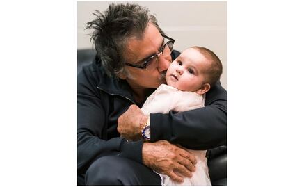 "El Potrillo" sube a su nieta al escenario en conmovedor concierto con su hijo