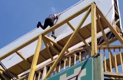 Salvan a joven que pretendía arrojarse desde lo alto de un puente en Monterrey