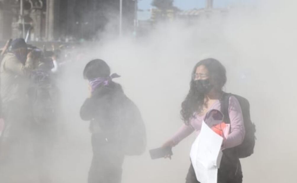 "¡El que no brinque es macho!": Zócalo se tiñe de morado por marcha del 8M