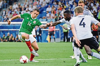 Bayer soltaría al "Chicharito"