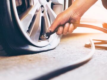 Qué le pasa a tu auto al tener una llanta ponchada