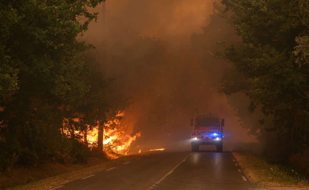 Equipos de emergencia despliegan labores de combate contra un incendio forestal en la zona de Lege-Cap-Ferret, en el suroeste de Francia (25/07/2026). Foto: EFE