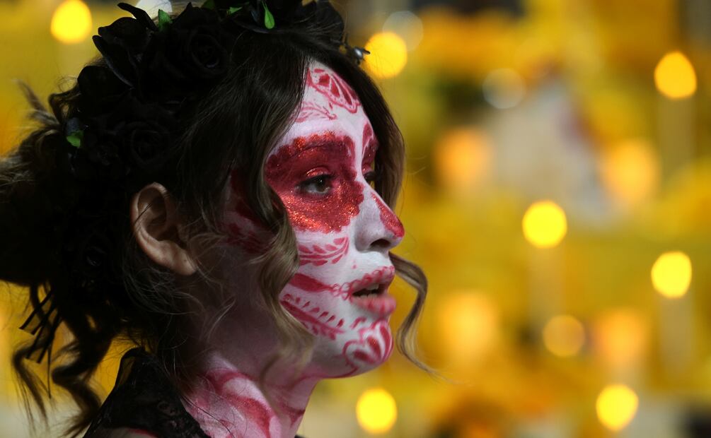 Linet Rodríguez cuenta a los asistentes la historia detrás de la ofrenda durante el evento «Navegando entre Recuerdos de Luz» en la experiencia del Día de Muertos de la escuela secundaria Early College High School, el jueves 30 de octubre de 2025 en Alamo, Texas. Foto: Delcia López / AP