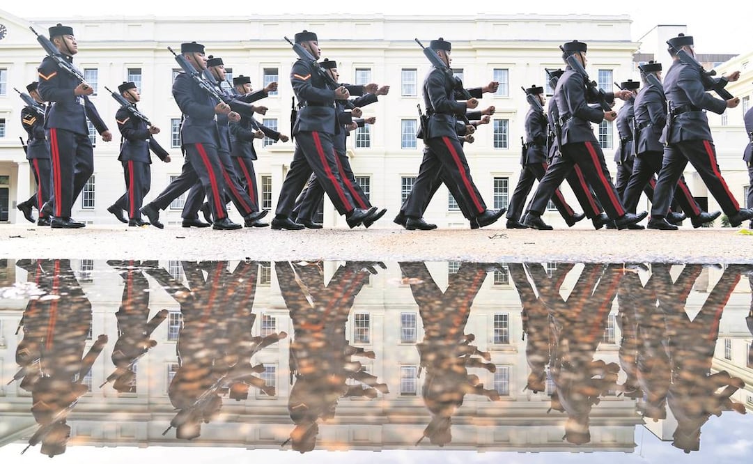 El Escuadrón 94 de los Gurkha —una brigada de batalla usada en las Malvinas— de la reina Isabel II.  Foto: Dominic Lipinski/AP