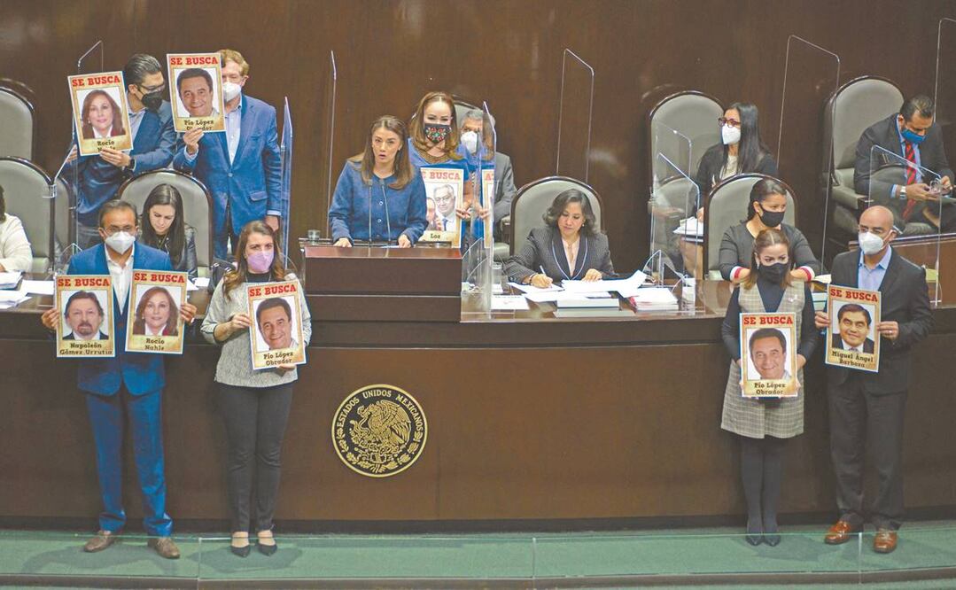 En la sesión, diputados de oposición mostraron carteles con las caras de personajes señalados de corrupción. Foto: DIEGO SIMÓN SÁNCHEZ. EL UNIVERSAL