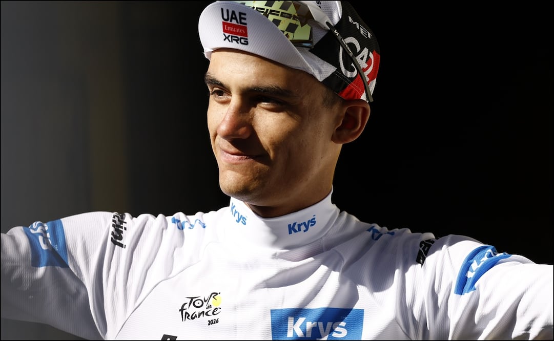 El mexicano Isaac del Toro, de UAE Team Emirates XRG, celebra en el podio luego de la etapa 17 del Tour de France. FOTO: EFE