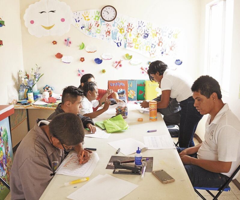 Los niños y jóvenes reciben las sesiones terapéuticas acompañados de sus padres, algunos alcanzan tal independencia pueden salir solos a la escuela. Fotos/EDWIN HERNÁNDEZ. EL UNIVERSAL