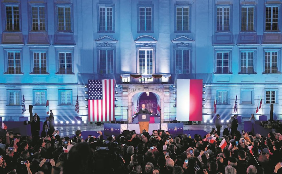El presidente de Estados Unidos, Joe Biden, ayer al pronunciar un discurso en el castillo real de Varsovia. Foto: Petr David Josek/AP