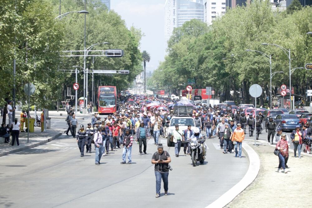 Integrantes de la Coordinadora Nacional de Trabajadores de la Educación fueron seguidos por elementos de la SSP de la capital en su trayecto de Paseo de la Reforma al plantón que tienen en Bucareli. (Alessa Mejía. OBTURADORMX)