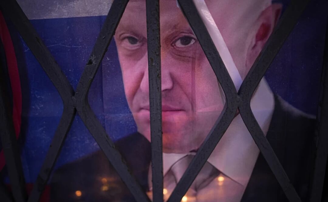 Un retrato del propietario del ejército privado Grupo Wagner, Yevgeny Prigozhin, visto en un homenaje informal a los miembros del grupo fallecidos en un accidente el miércoles, cerca del Kremlin, en Moscú, Rusia. Foto: AP