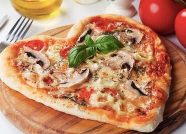 Cocina en pareja esta pizza en forma de corazón