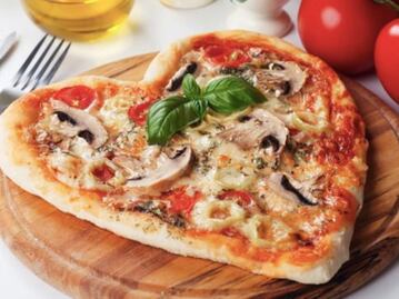 Cocina en pareja esta pizza en forma de corazón