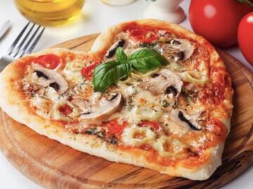 Cocina en pareja esta pizza en forma de corazón