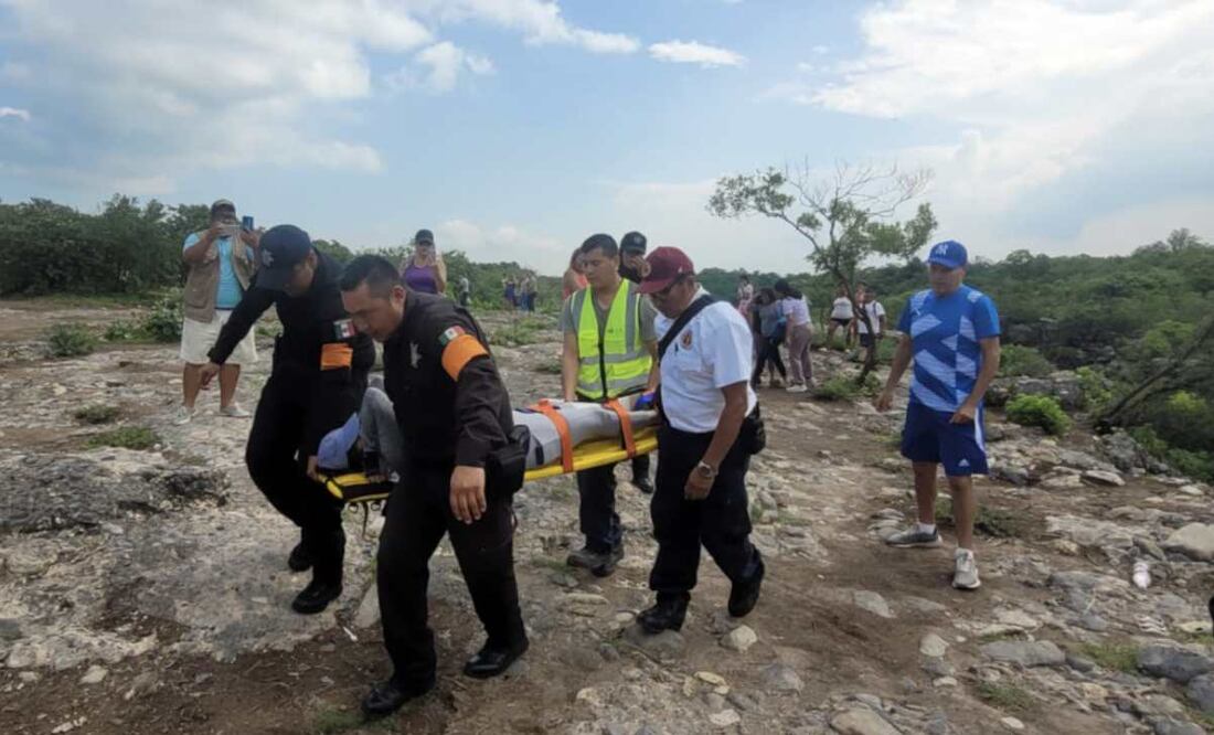 Los paramédicos de Protección Civil determinaron que tenía una fractura en su pierna izquierda. Foto: Especial