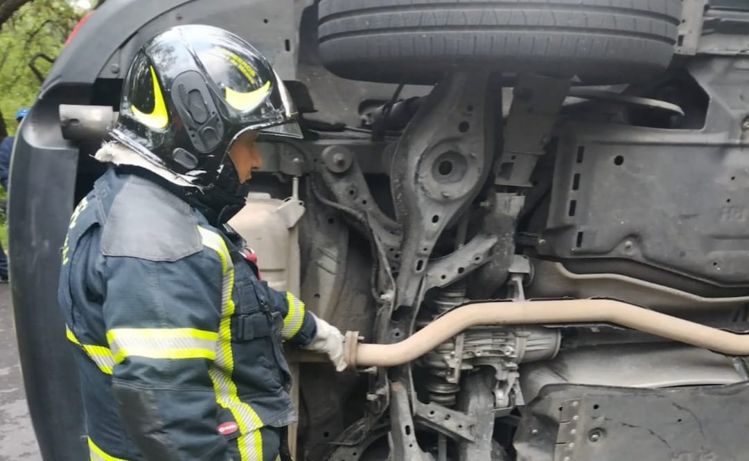 Camioneta vuelca en Insurgentes Sur, cerca de Ciudad Universitaria. Foto: Bomberos de la CDMX