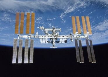 Astronautas en la Estación Espacial Internacional se refugian en sus cápsulas debido a ruptura de un satélite
