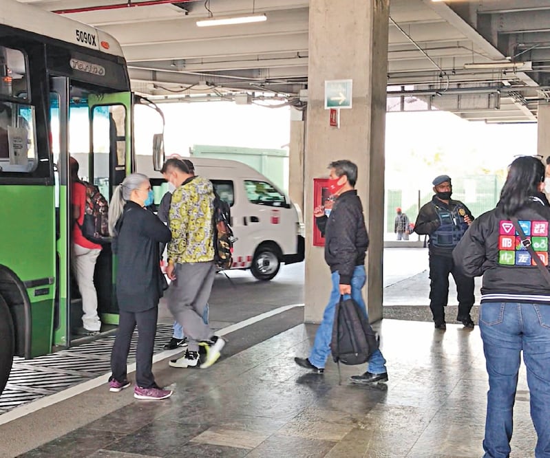 En el Mexipuerto, personal de Movilidad pide a los usuarios que utilicen cubrebocas, gel antibacterial y respeten la sana distancia durante su trayecto. REBECA JIMÉNEZ. EL UNIVERSAL