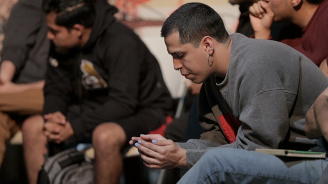 Hombres necios van por deconstruir el machismo