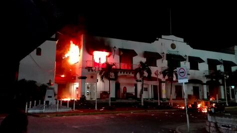 Queman palacio municipal por desaparición de cura