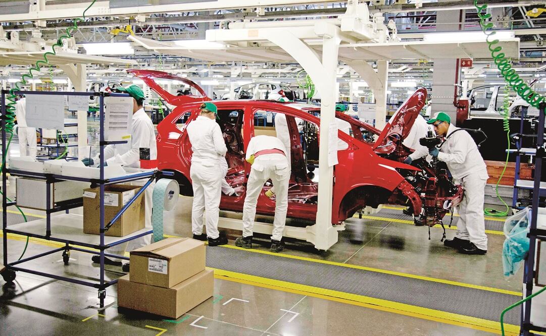 Por la falta de chips, las plantas fabricaron 90 mil 93 vehículos el mes pasado a consecuencia de los paros técnicos, explicó la AMDA. Foto: ARCHIVO EL UNIVERSAL
