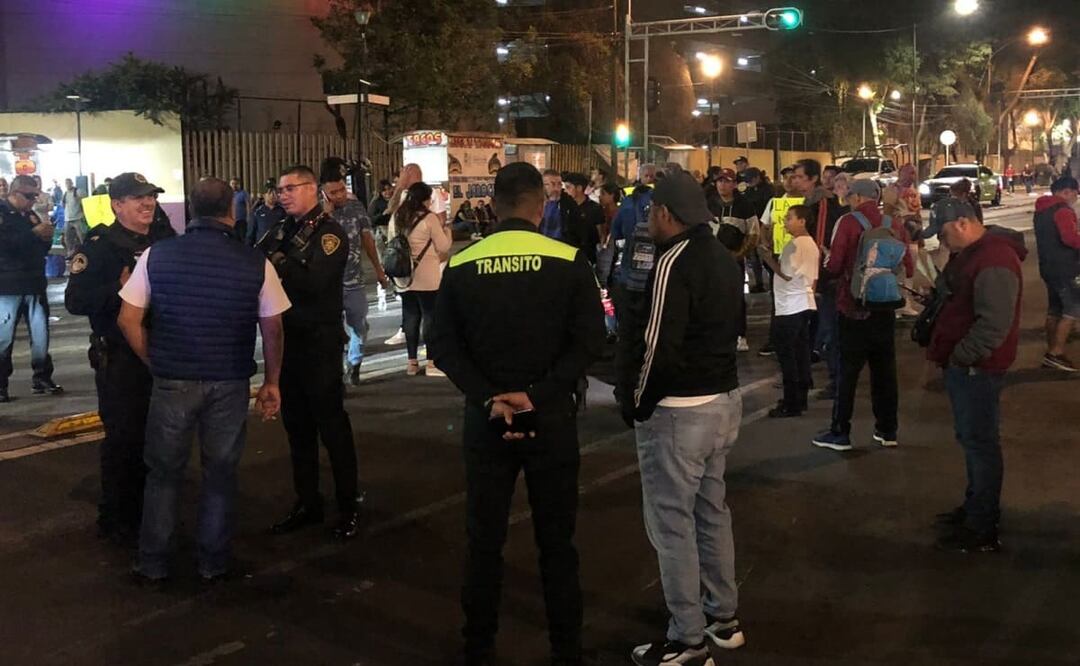 Los familiares bloquean el cruce del Eje 1 Poniente, Cuauhtémoc y Doctor Pasteur en la colonia Doctores. Foto: Isidro Corro. EL UNIVERSAL