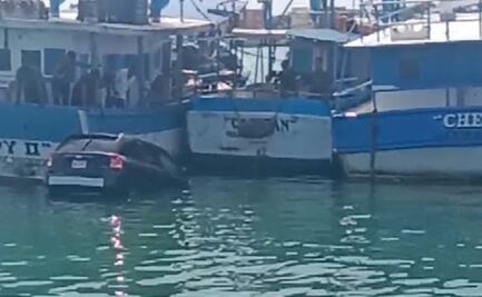 Vehículo se hunde en el mar; conductor olvidó poner el freno de mano