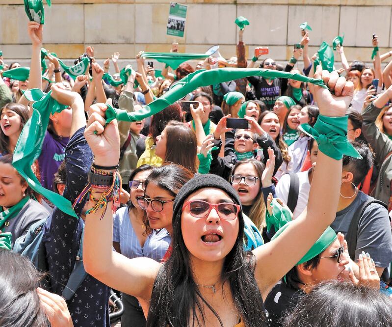 Mujeres en favor del aborto legal se manifestaron ayer frente a la Corte Constitucional, que rechazó su despenalización total en Bogotá. MAURICIO DUEÑAS CASTAÑEDA. EFE