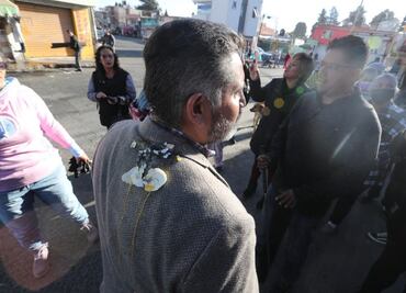 Le avientan un huevo a exregidor por no atender tema de baches en Toluca: FOTOS