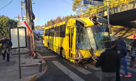 Camión de pasajeros se queda sin frenos en la México-Toluca; daña nueve coches y dos postes