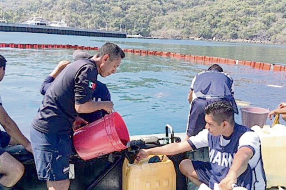 El derrame ocurrió a 150 metros del muelle de Majahua, en Puerto Marqués.
