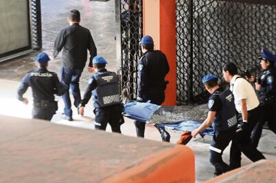 Muere al sacar la cabeza del vagón del Metro  