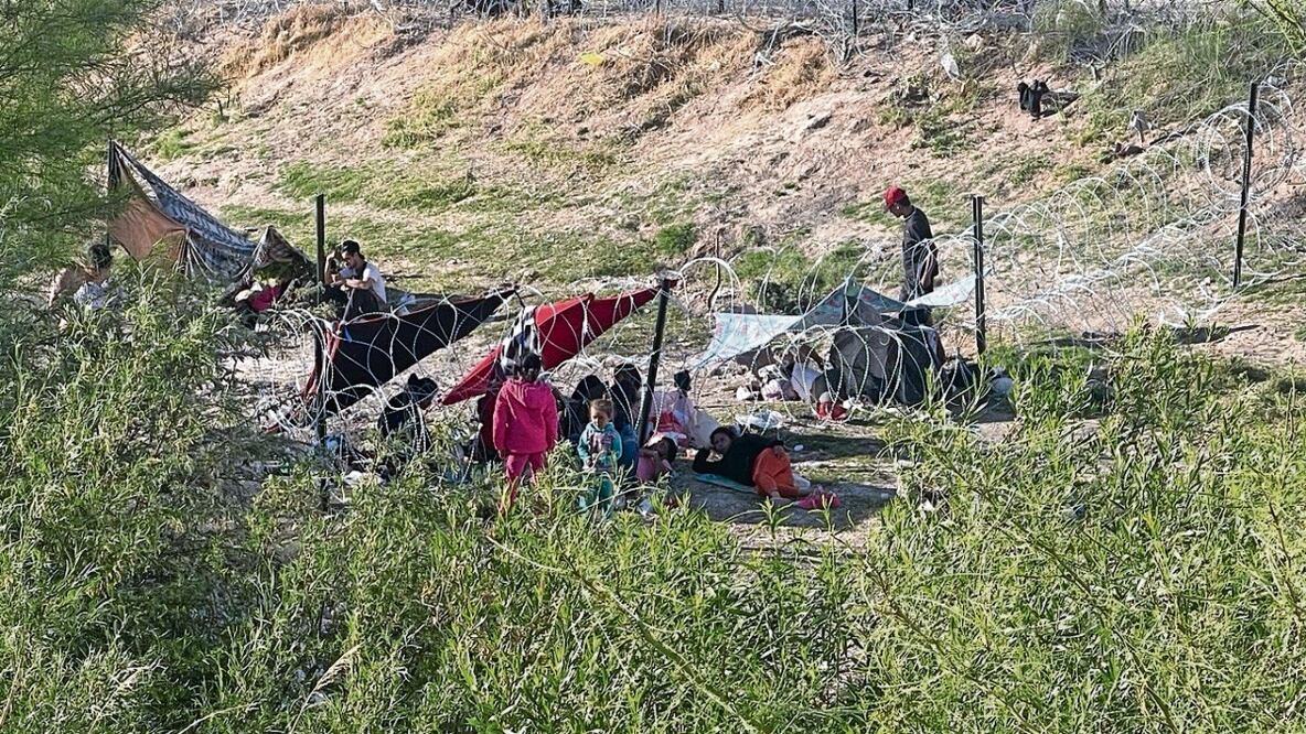 Ayer cientos de migrantes intentaron entregarse a las autoridades estadounidenses en la puerta 40. Foto: Especial