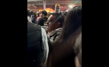 Divide opiniones baile de alcalde de Ixmiquilpan, Hidalgo, con un bote de cerveza en la cabeza; acude a concierto de grupo que interpreta narcocorridos