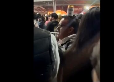 Divide opiniones baile de alcalde de Ixmiquilpan, Hidalgo, con un bote de cerveza en la cabeza; acude a concierto de grupo que interpreta narcocorridos