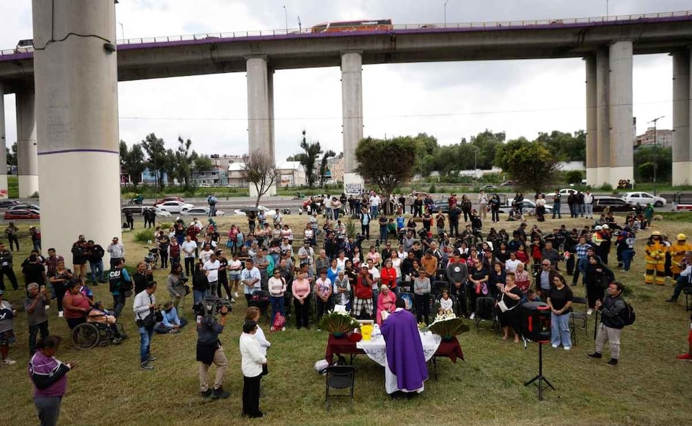 Bajo el Puente de la Concordia se ofreció una misa en memoria de las 32 personas que perdieron la vida. 10/09/2026. | Foto: Diego Simón Sánchez.