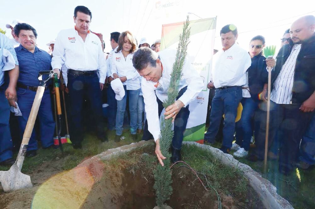 El dirigente del SNTE, Juan Díaz de la Torre, encabezó una de las brigadas (ESPECIAL)