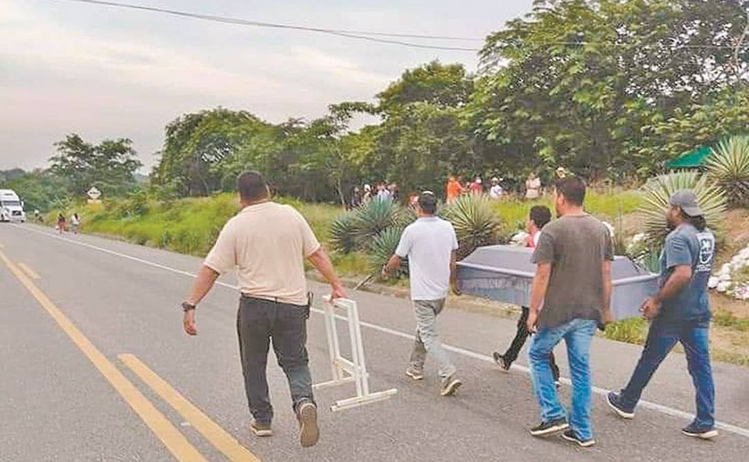 Los pobladores de Mazatlán Mixe cumplieron ayer seis días de impedir el paso hacia Veracruz. Foto: Cortesía