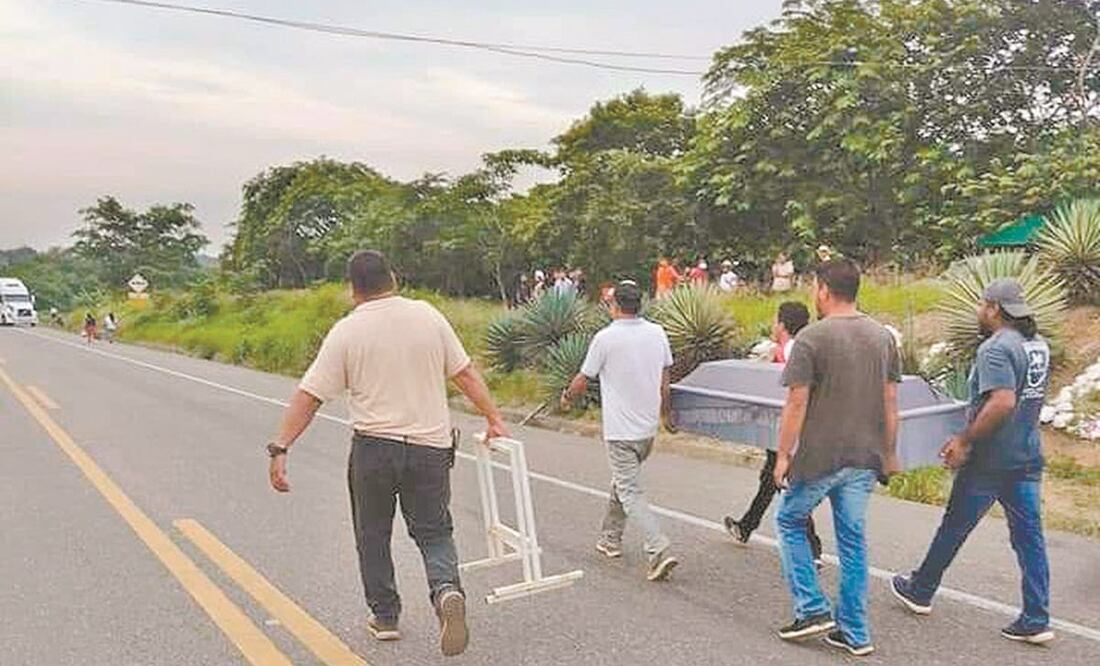 Los pobladores de Mazatlán Mixe cumplieron ayer seis días de impedir el paso hacia Veracruz. Foto: Cortesía