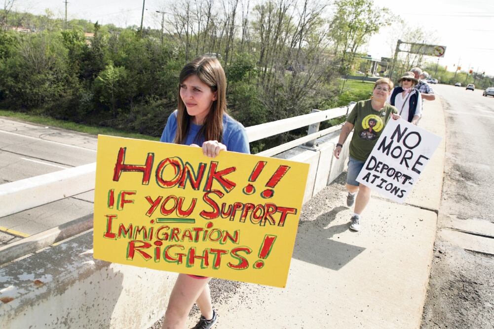 Activistas durante el tercer día de una marcha en contra de la deportación de migrantes. La marcha va de Detroit a Lansing, en Michigan. (AP)
