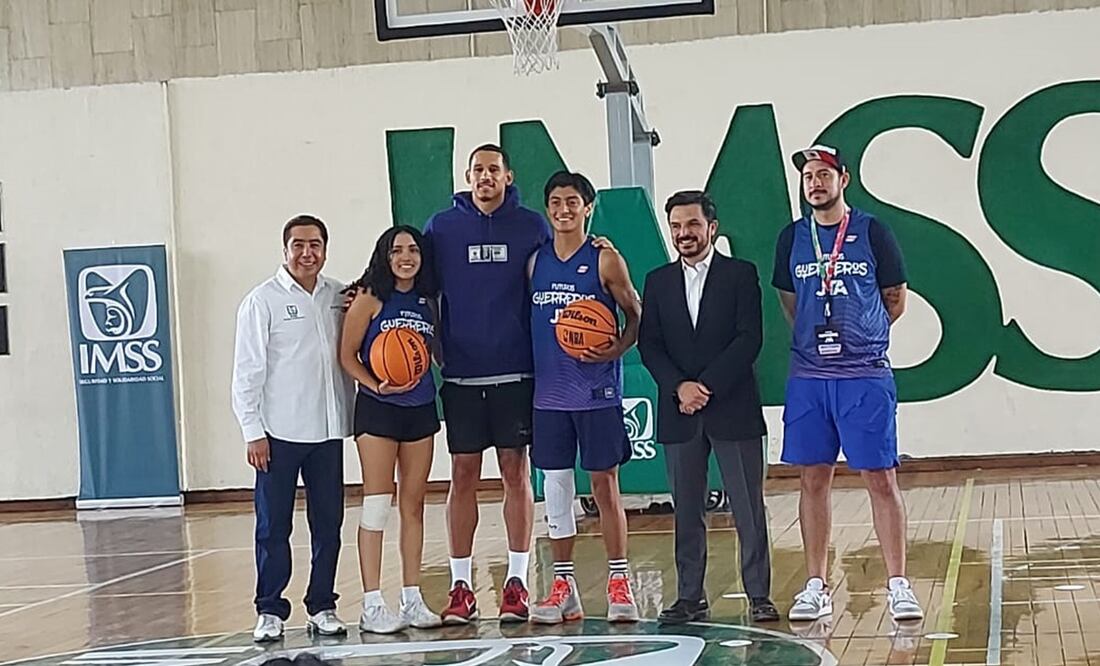 Juan Toscano-Anderson con dos jóvenes de la clínica Futuros Guerreros - FOTO: Luis Rodríguez / El Universal