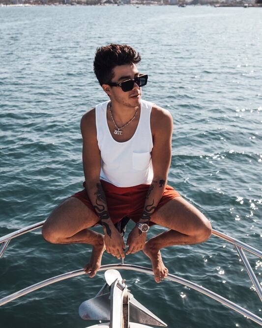 El cantante luce guapísimo en la playa y con traje de baño. Foto: Instagram