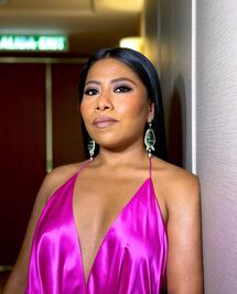 Yalitza Aparicio roba las miradas al conducir programa especial de los Golden Globes 2021