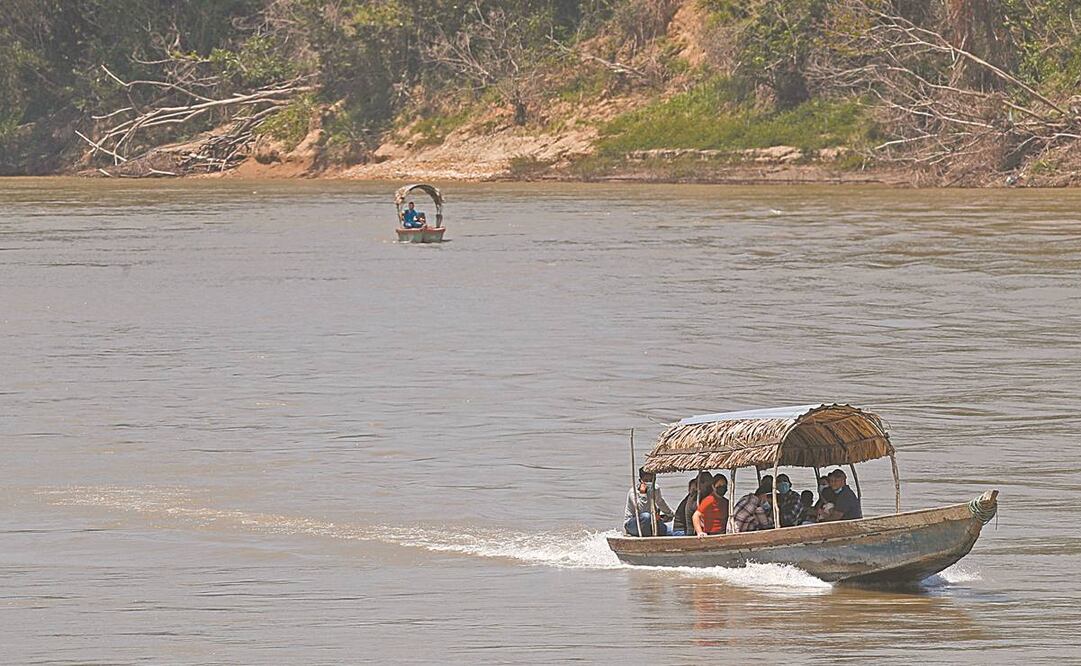Migrantes cruzaron el río Usumacinta de Guatemala rumbo a Chiapas. EU dijo que parte de la solución al flujo migratorio es crear alternativas en países de AL. Foto: Eduardo Verdugo/ AP.