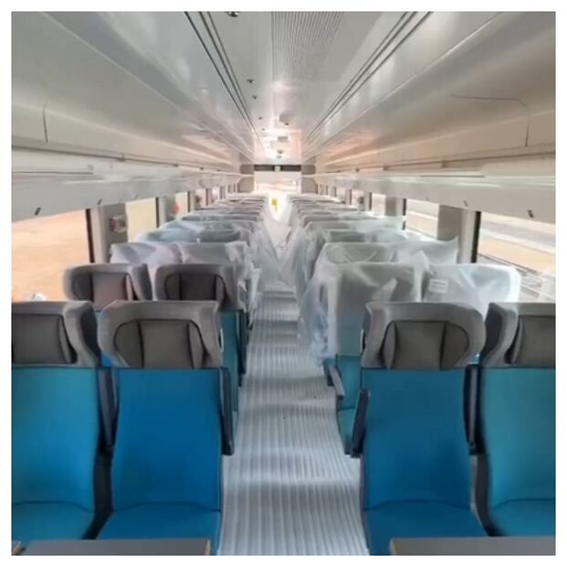 Fila de asientos del primer tren maya. Imagen: Twitter.
